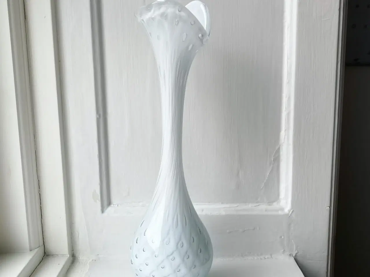 Billede 2 - Hvidt glas m bobler, klar bund