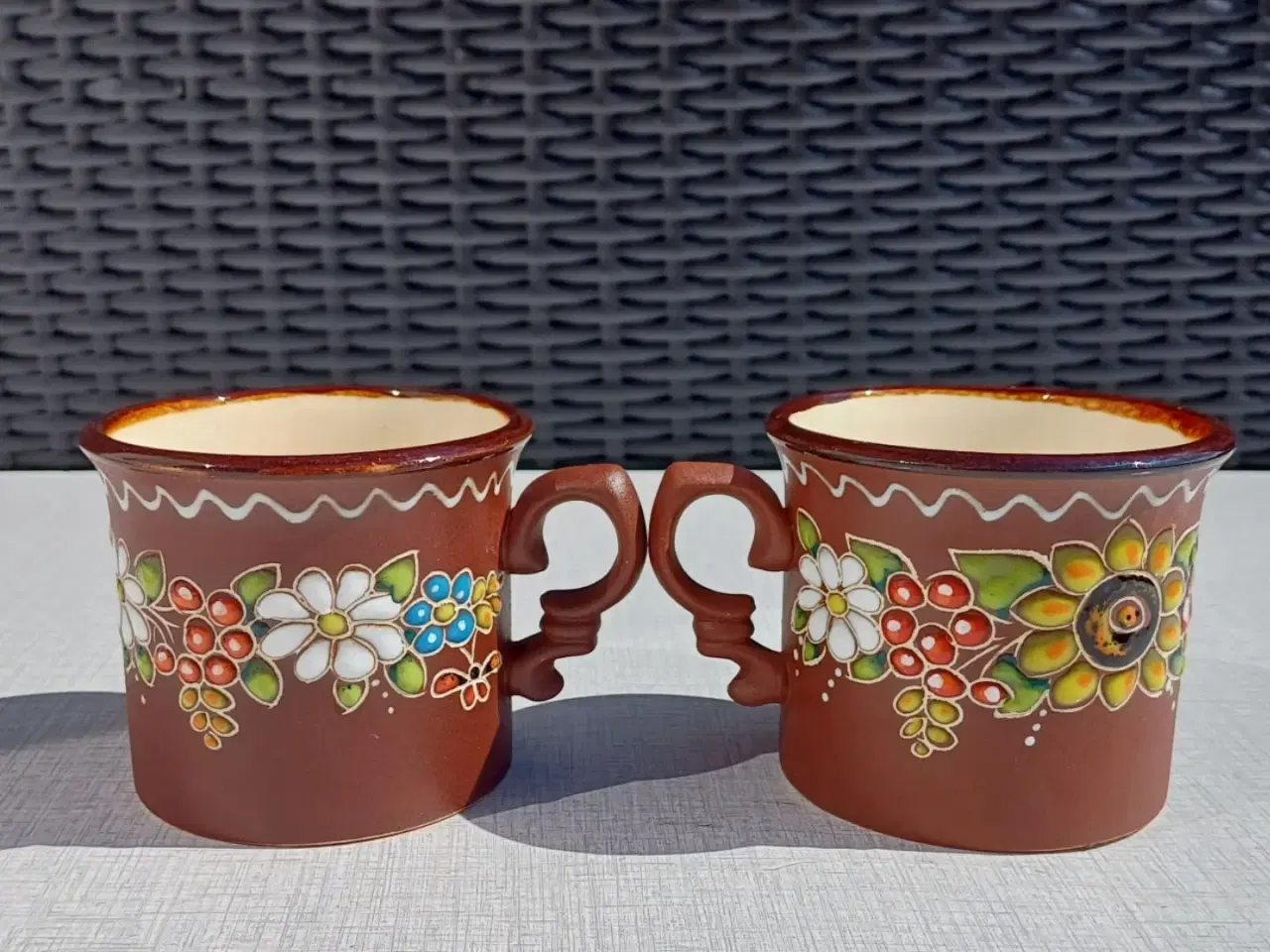 Billede 4 - To håndmalede kopper i keramik. Blomstermotiv.