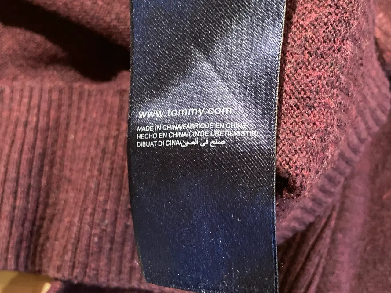 Billede 4 - Sweater med V-hals fra Tommy Hilfiger, str XL