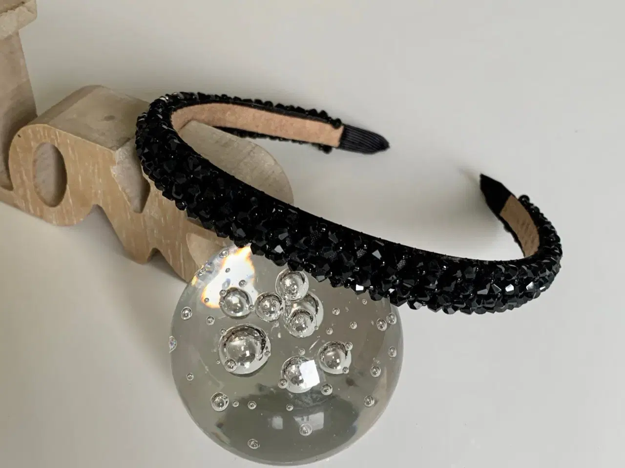 Billede 3 - Smuk sort hårbøjle med shiny perler i sort