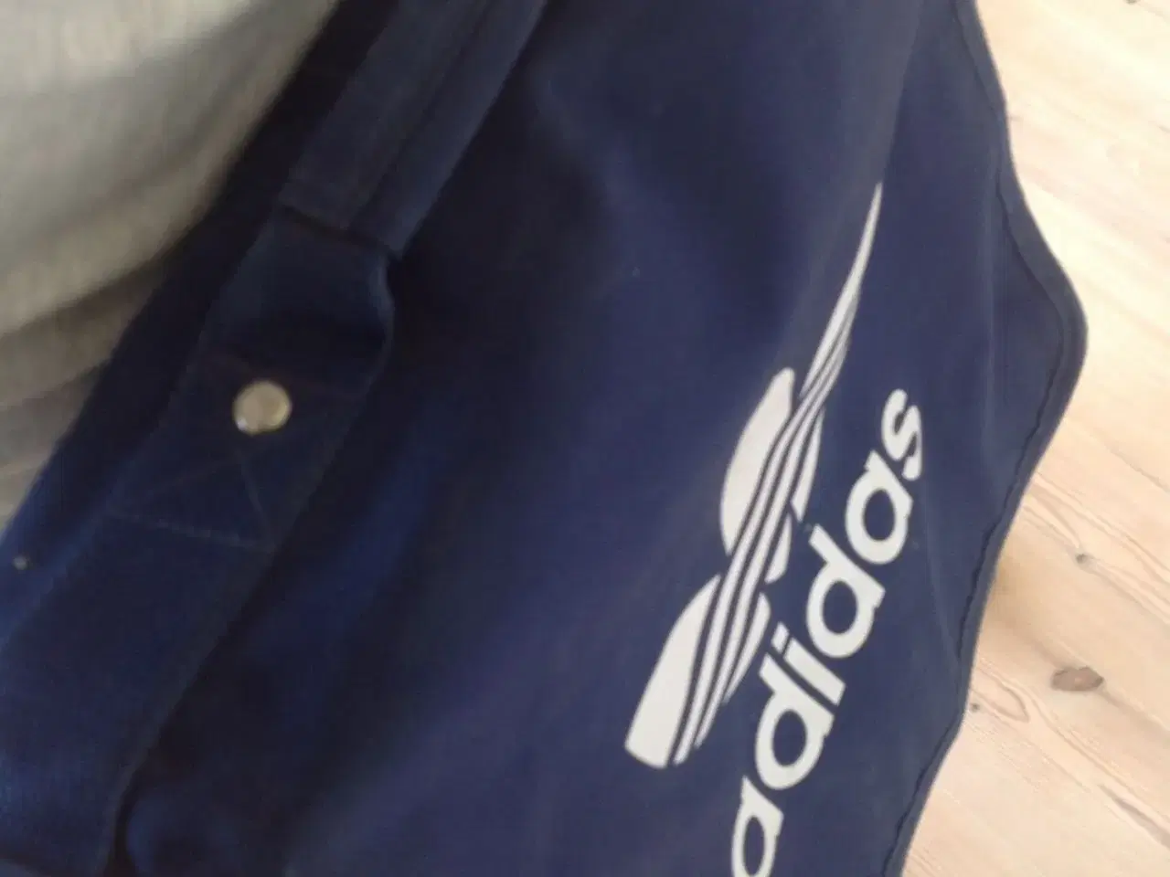 Billede 3 - Adidas skuldre taske blå sælges