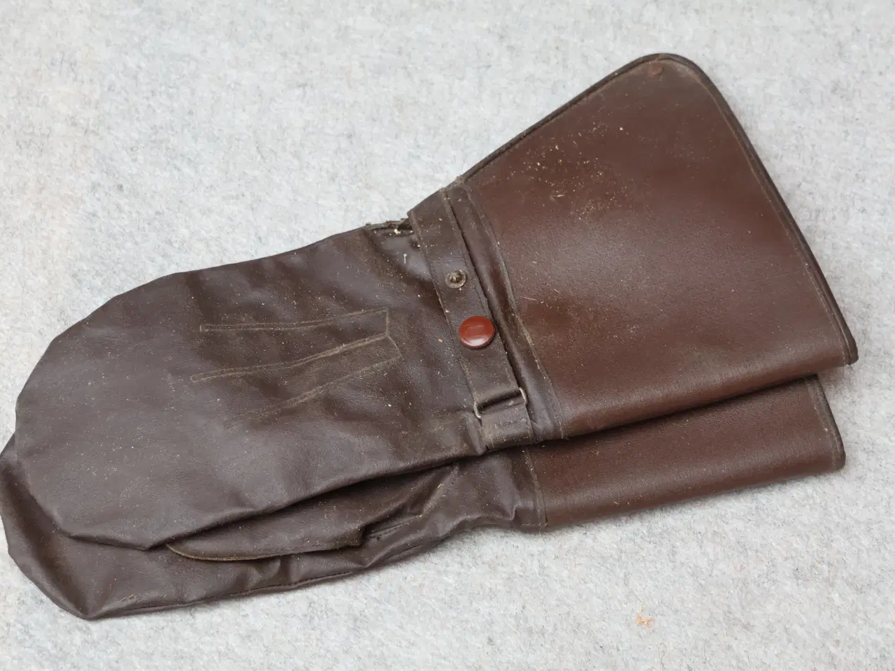 Billede 7 - 2 Stk Gl Styrthjelme + handsker.