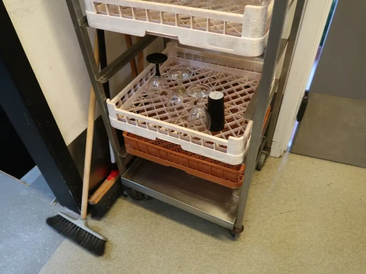 Billede 4 - Stikvogn med div. Opvaskebakker med glas m.m.