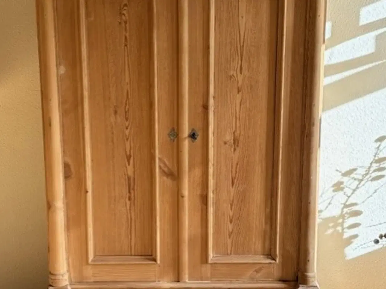 Billede 2 - Karlekammerskab - Skab i massivt fyrretræ.