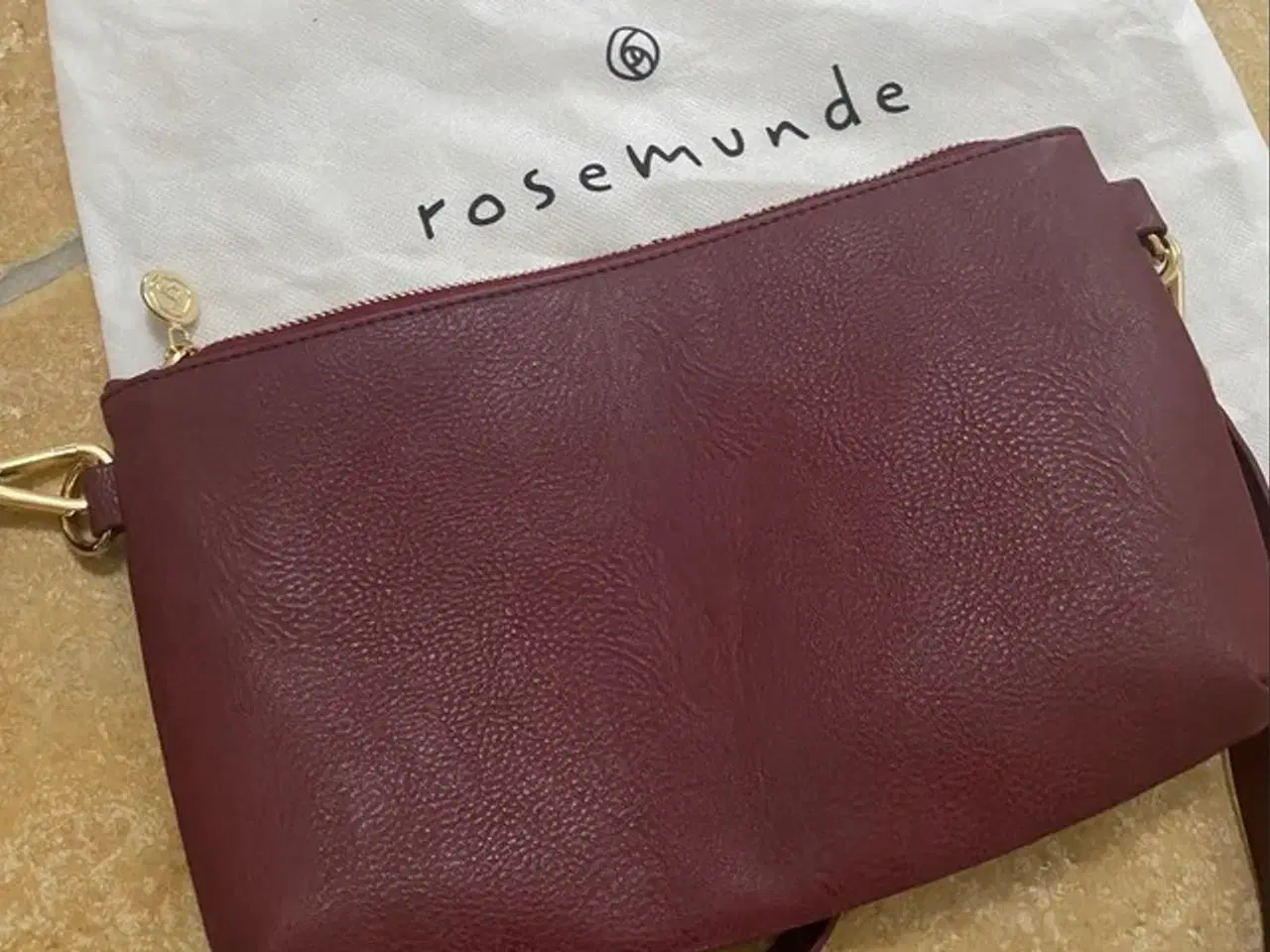 Billede 4 - Crossbody i bordeaux fra Rosemunde