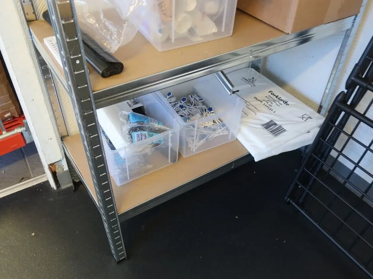 Billede 5 - Reol med indhold