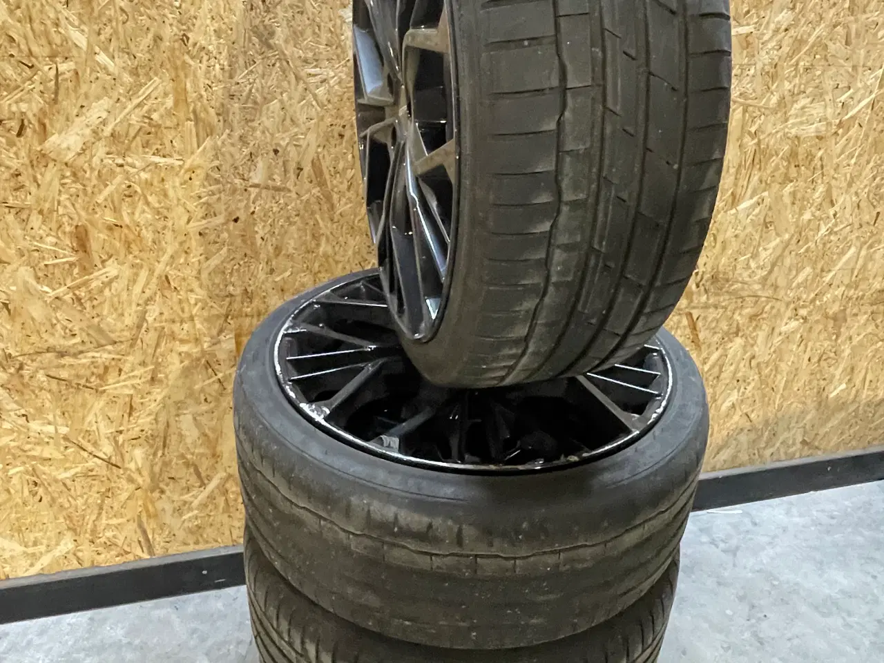 Billede 2 - Sommerdæk på alufælge Hankook 235/35 R20