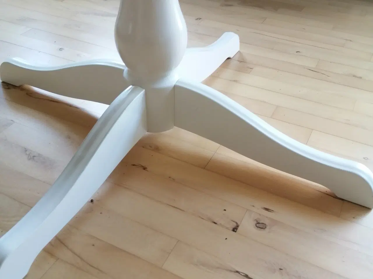 Billede 3 - Rundt hvidt Spisebord M/udtræk