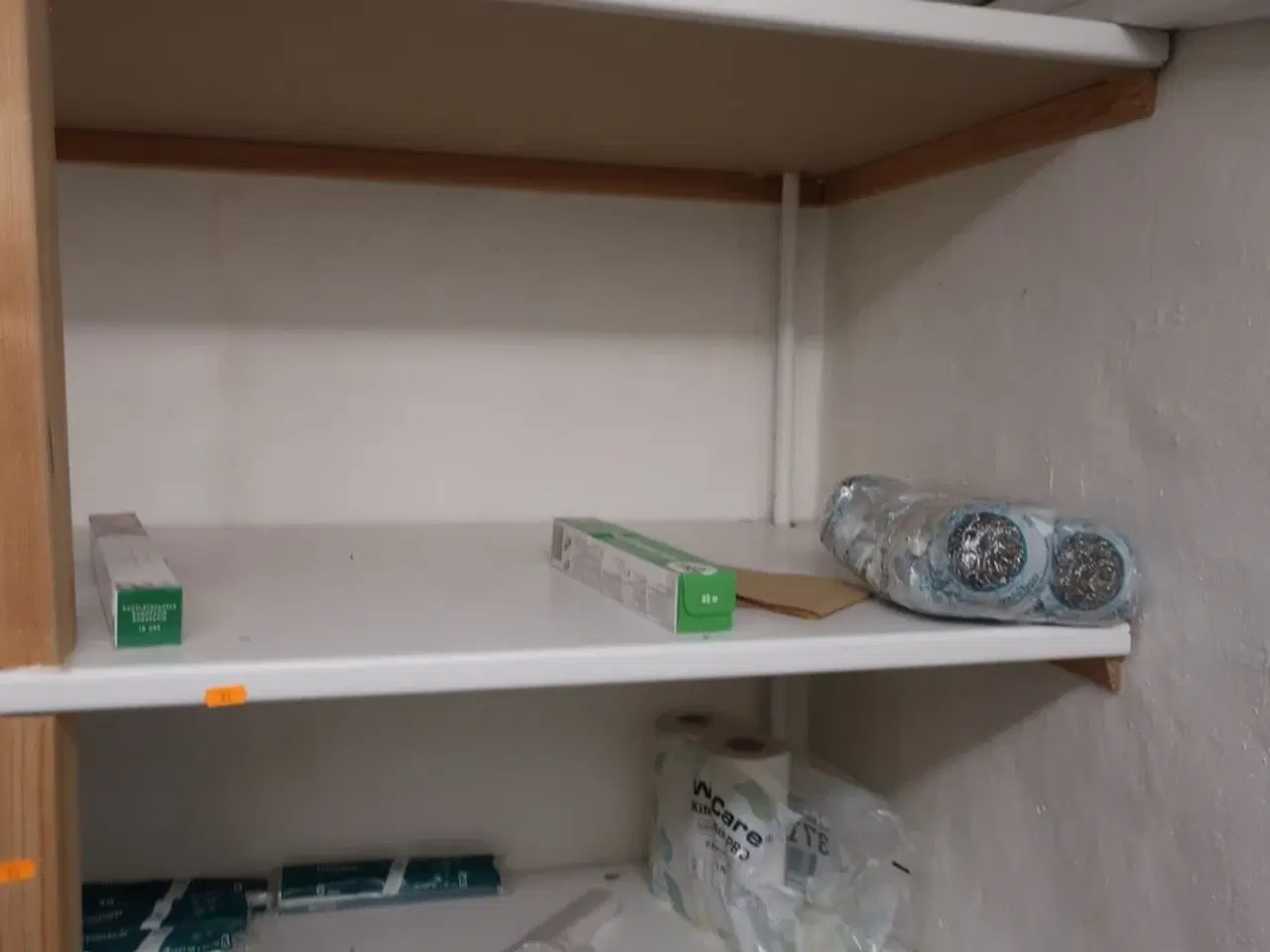 Billede 11 - Indhold på reol af servietter samt regøringsartikler