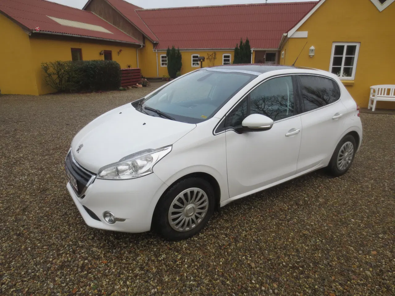 Billede 1 - Peugeot 208 1.2 i Årg 2015. Km 77000. 