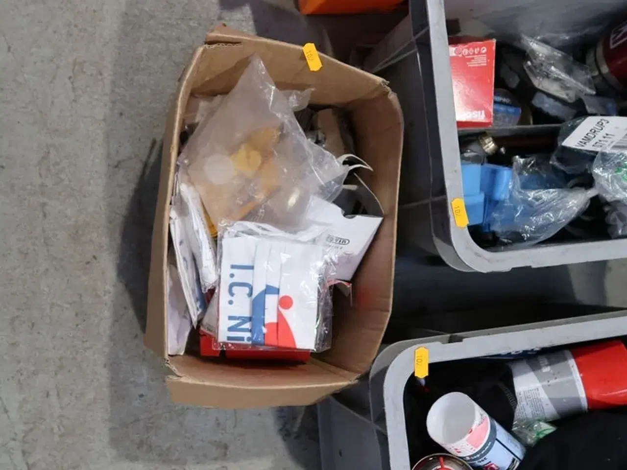 Billede 3 - 5 stk. kasser med div. Værktøj og varelager