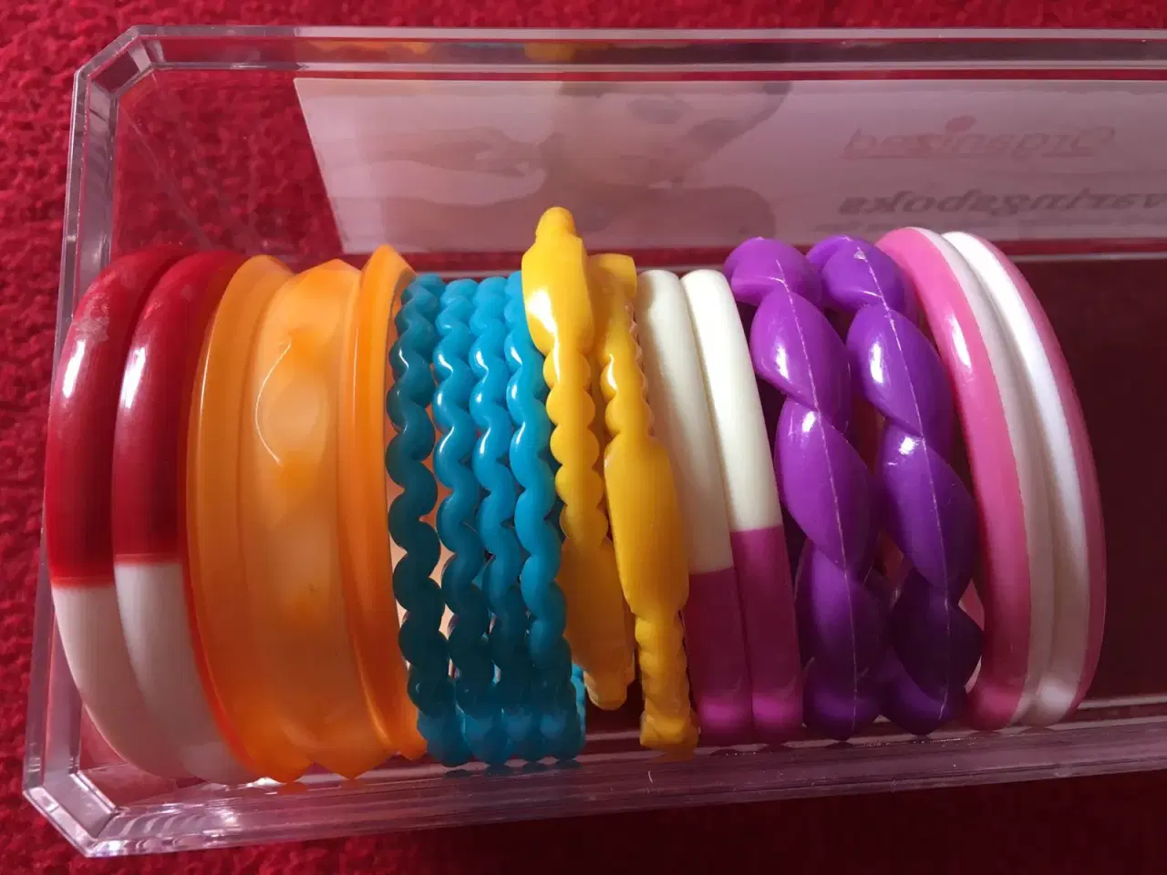 Billede 2 - Diverse armbånd i farverig plast