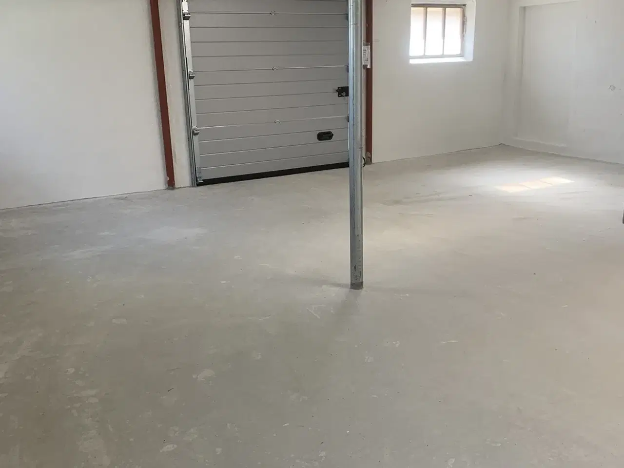 Billede 4 - Flot istandsat lokale. med muret ydervægge og lecaloft.