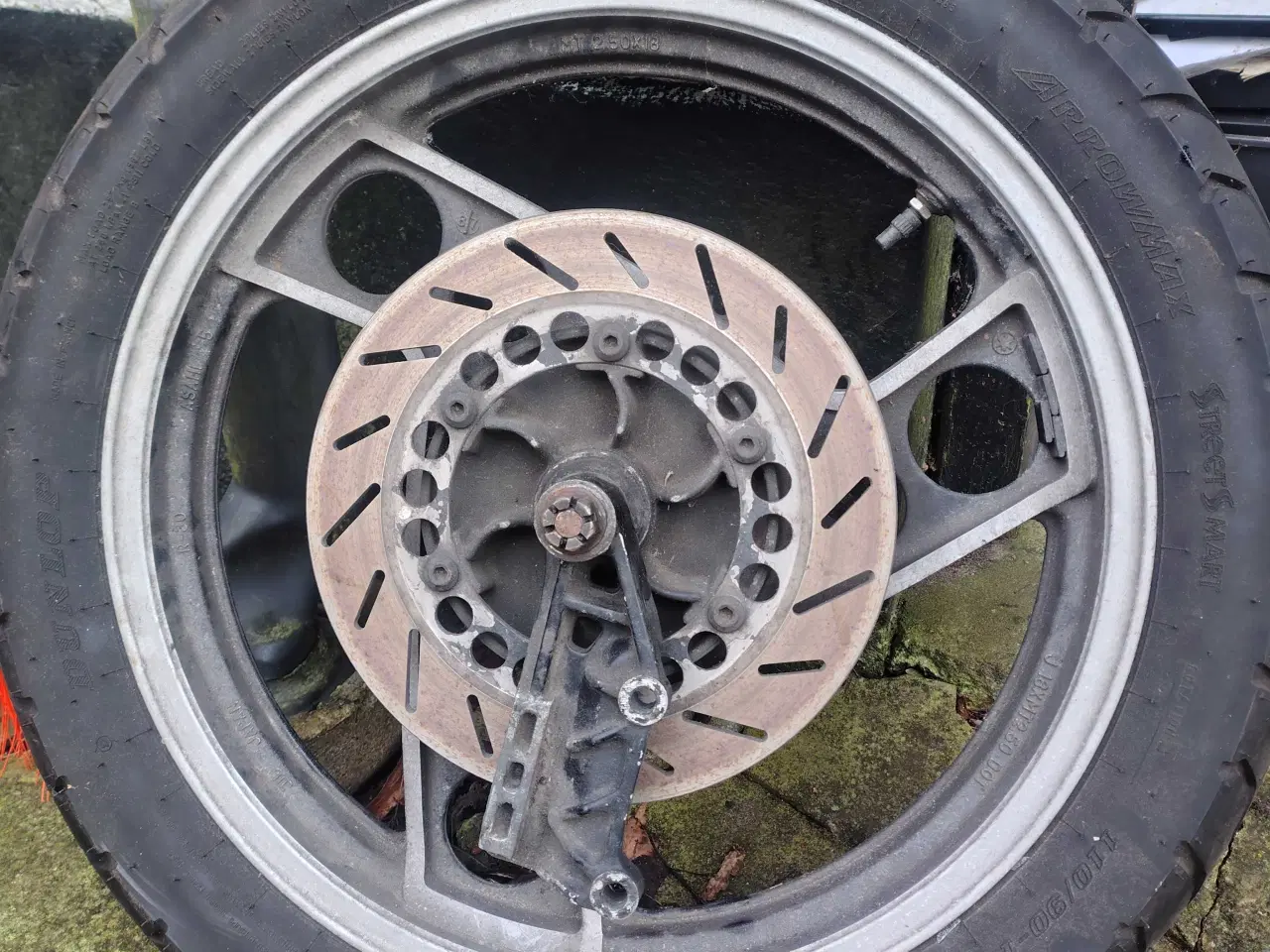 Billede 3 - Yamaha xj fælge med dæk 