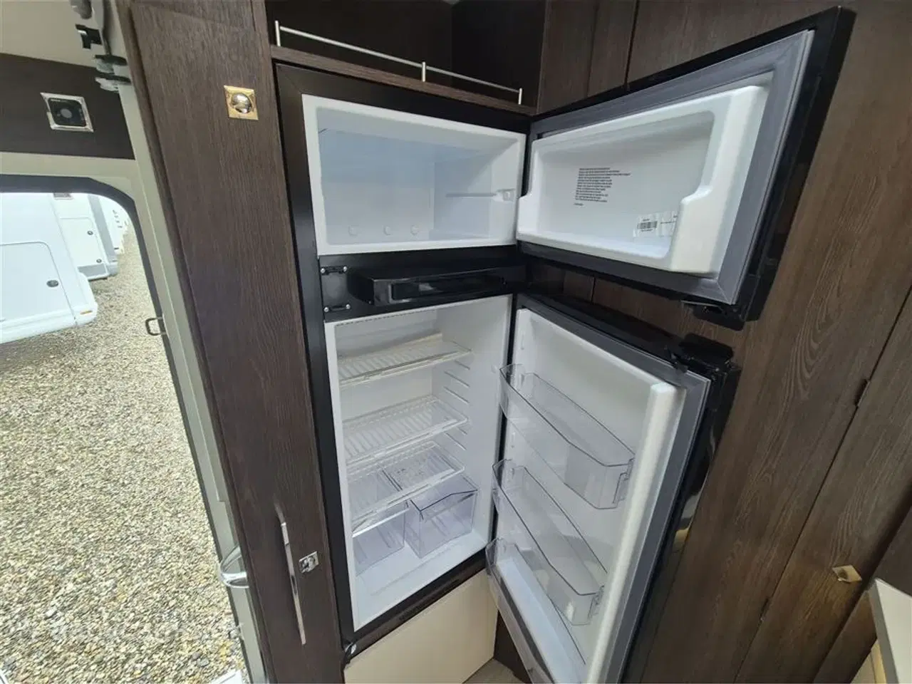 Billede 15 - 2022 - Benimar Tessoro T488   NK Pakke. Automatgear. solceller. markise. Lithium batteri. Inverter. indgangstrin. Undervognsbehandlet. støtteben bag. Webasto Dieselfyr.