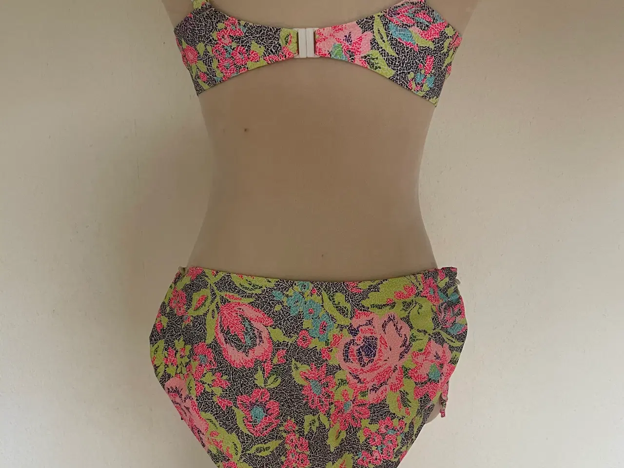 Billede 3 - NEDSAT Flot Saltabad bikini, flerfarvet