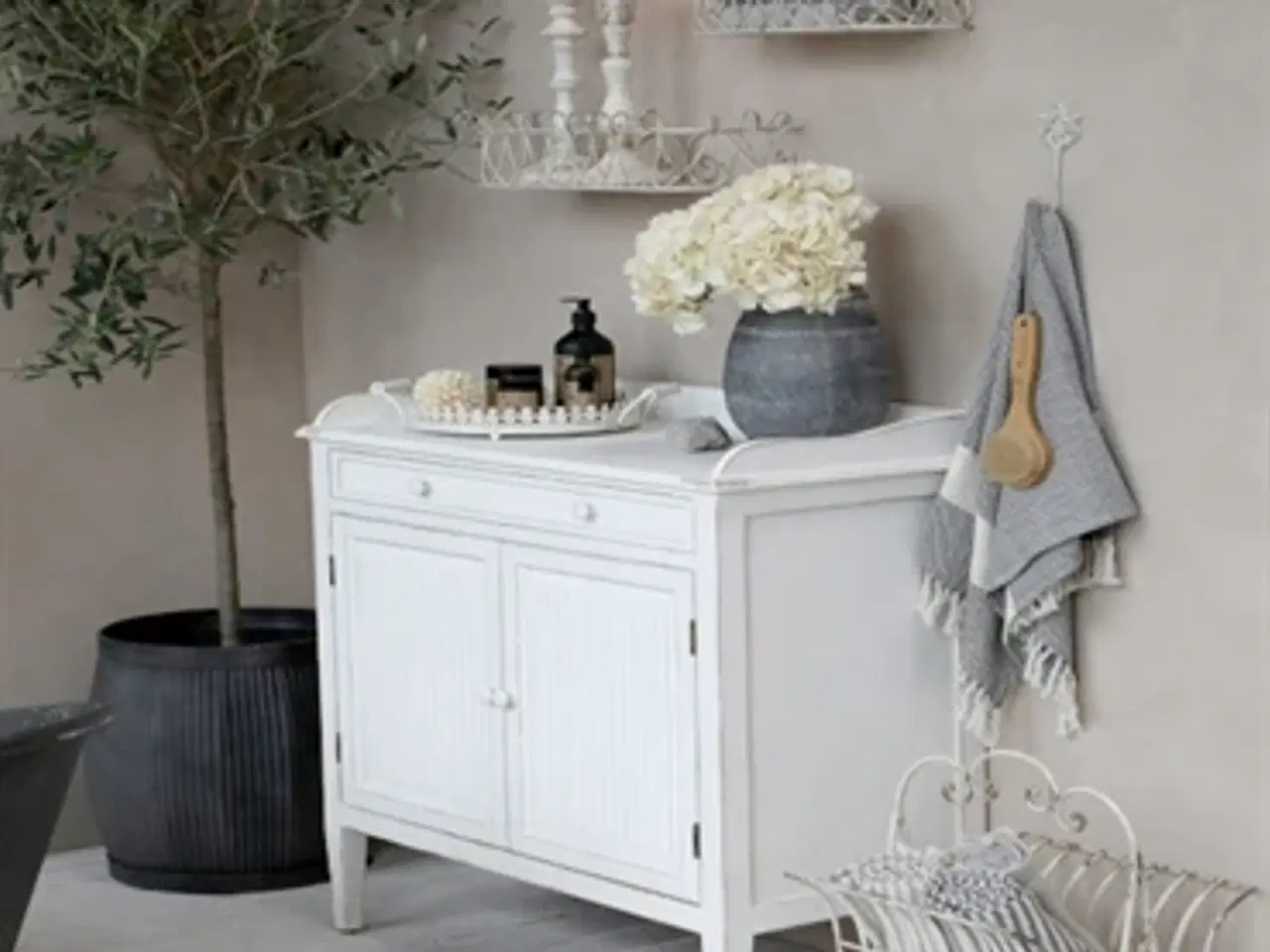 Billede 3 - Rustikke hylder i fransk vintagestil