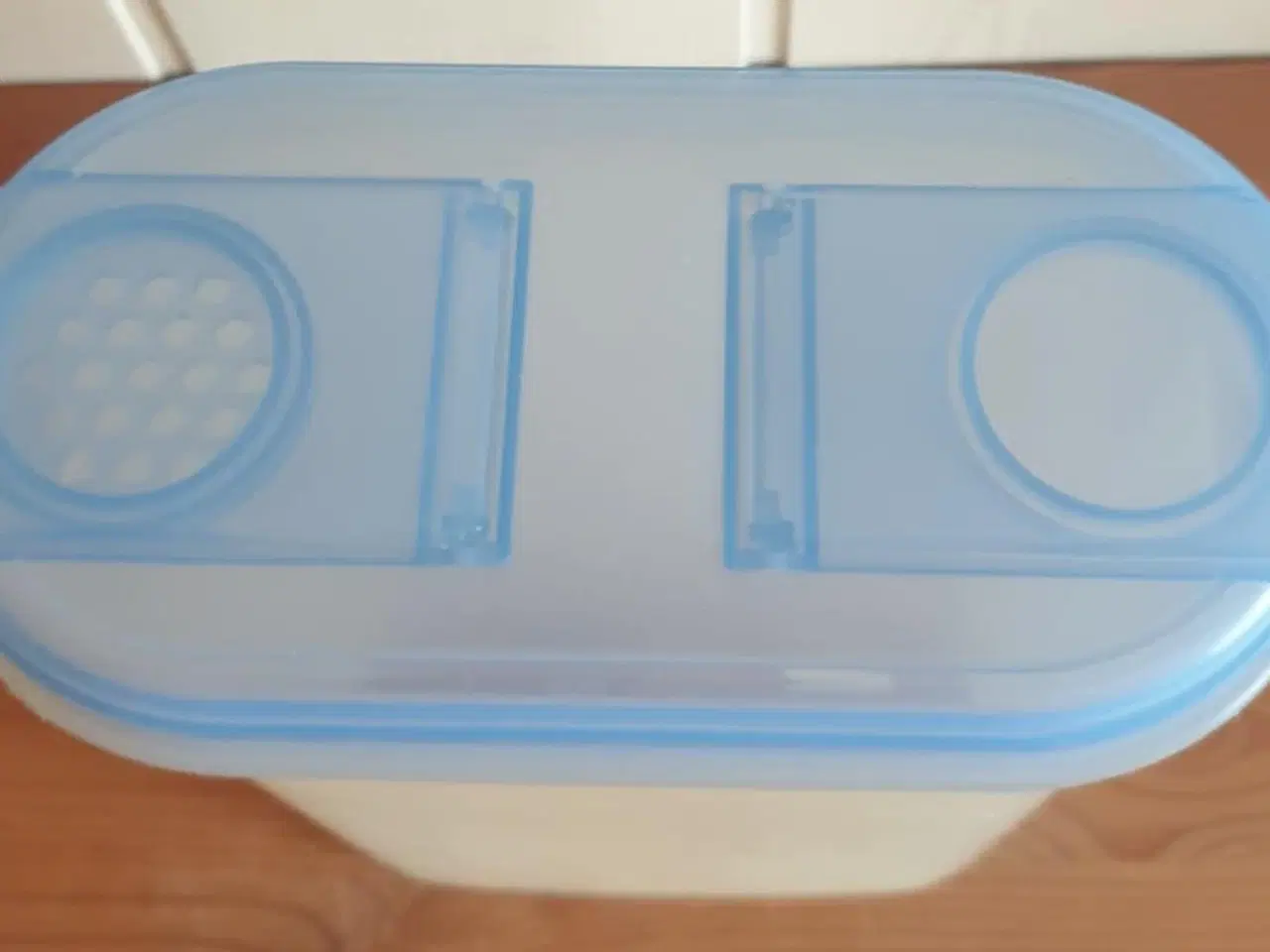 Billede 2 - Tupperware beholder med lyseblåt låg