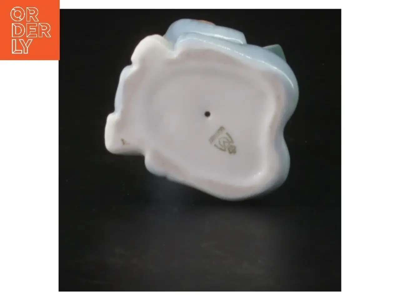 Billede 2 - Lille porcelænsfigur læsende barn (str. 9 cm)