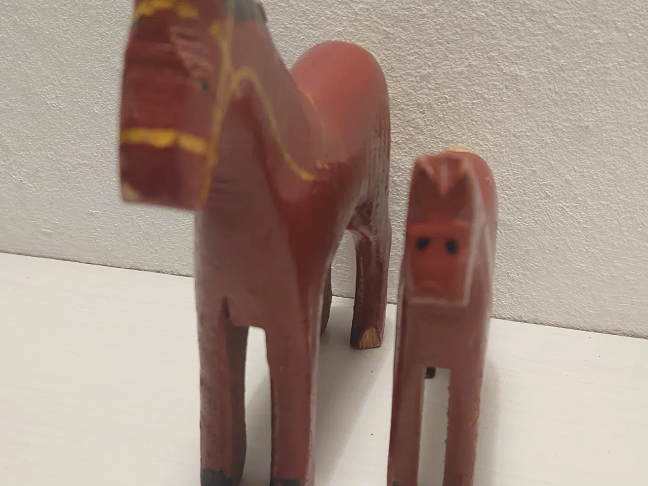Billede 3 - Fængselslegetøj: Brun hest og føl. L. 12 og 9cm