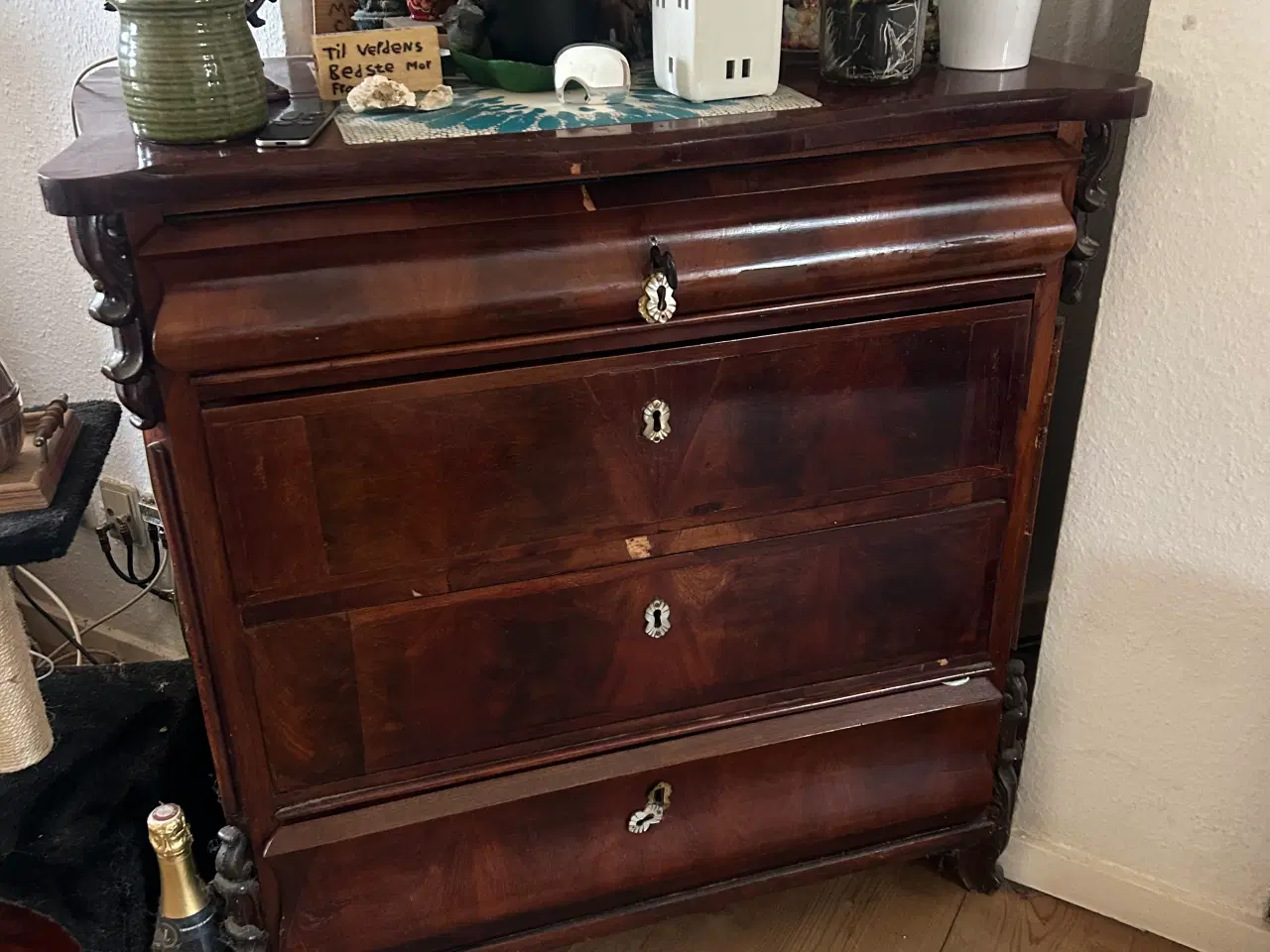 Billede 1 - Mørkbejdset kommode med 4 skuffer.