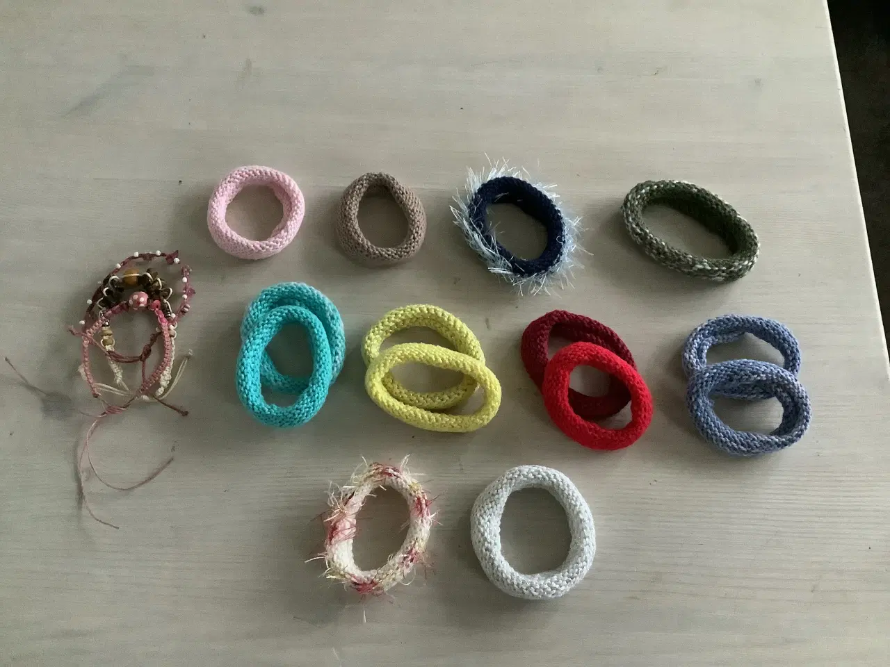 Billede 1 - Strikket venner armbånd i sæt i forskellige farver