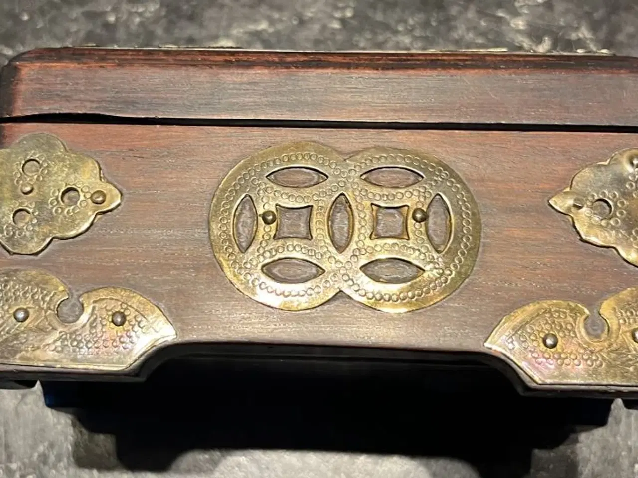 Billede 2 - Kinesisk træskrin m. mange messing beslag ,