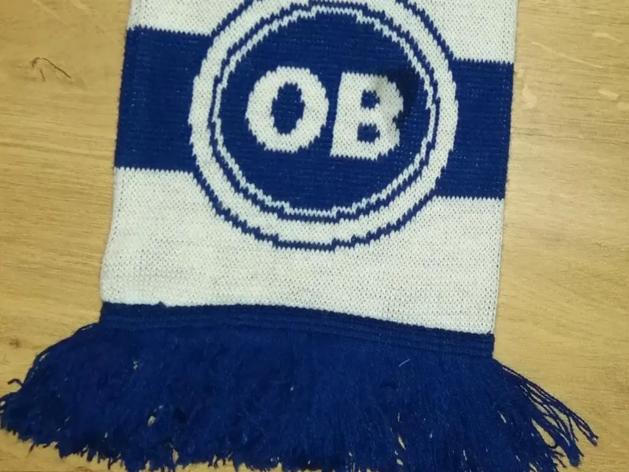 Billede 2 - OB FAN HALSTØRKLÆDE, 150 CM, SOM NYT