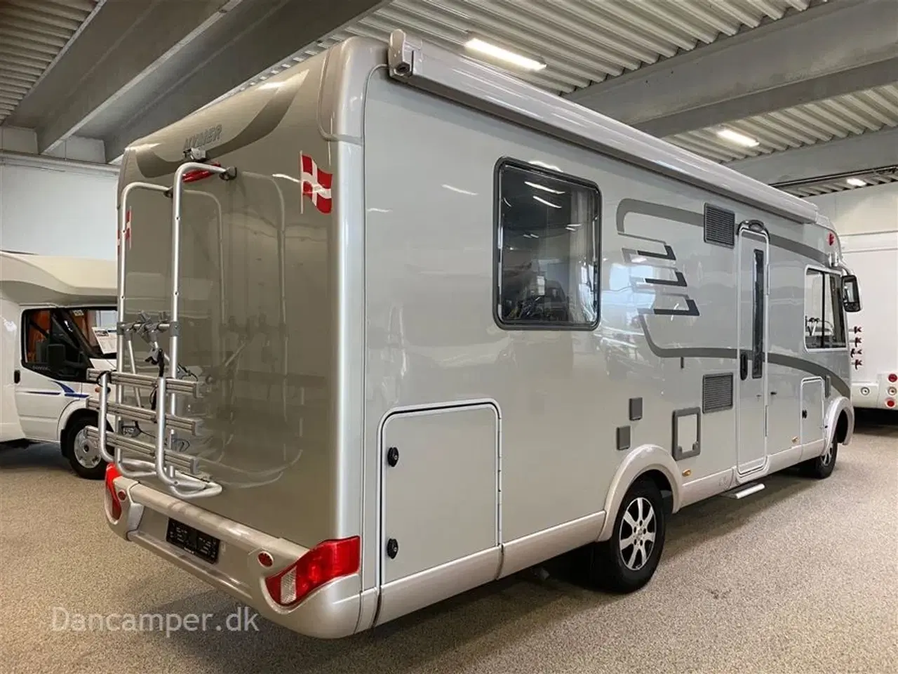 Billede 2 - 2013 - Hymer B 698   ANVISNINGSBIL! FLOT helintegreret Hymer med Queensbed - 4500kg - Solceller, Hydrauliske støtteben, Inverter