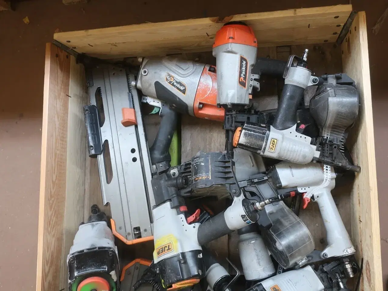 Billede 3 - Indhold på palle, trykluftpistoler defekte