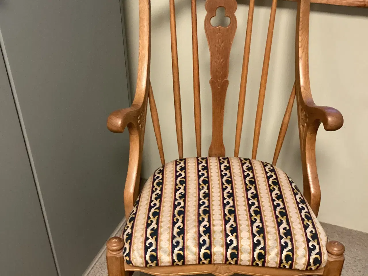 Billede 1 - Egetræs stol med broderet sæde 