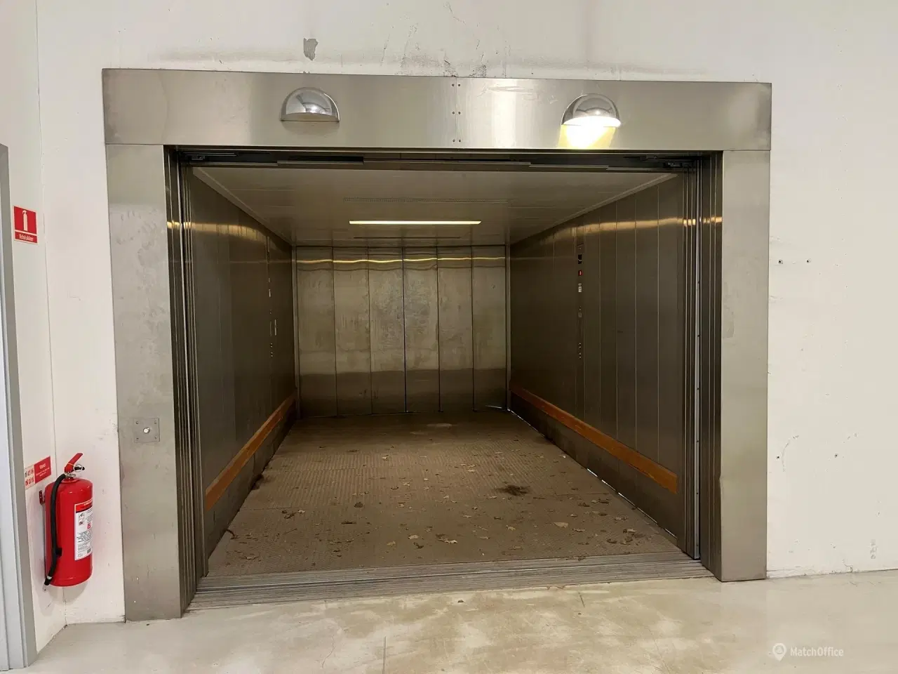 Billede 6 - Højloftet kælderlokale med gode adgangsforhold