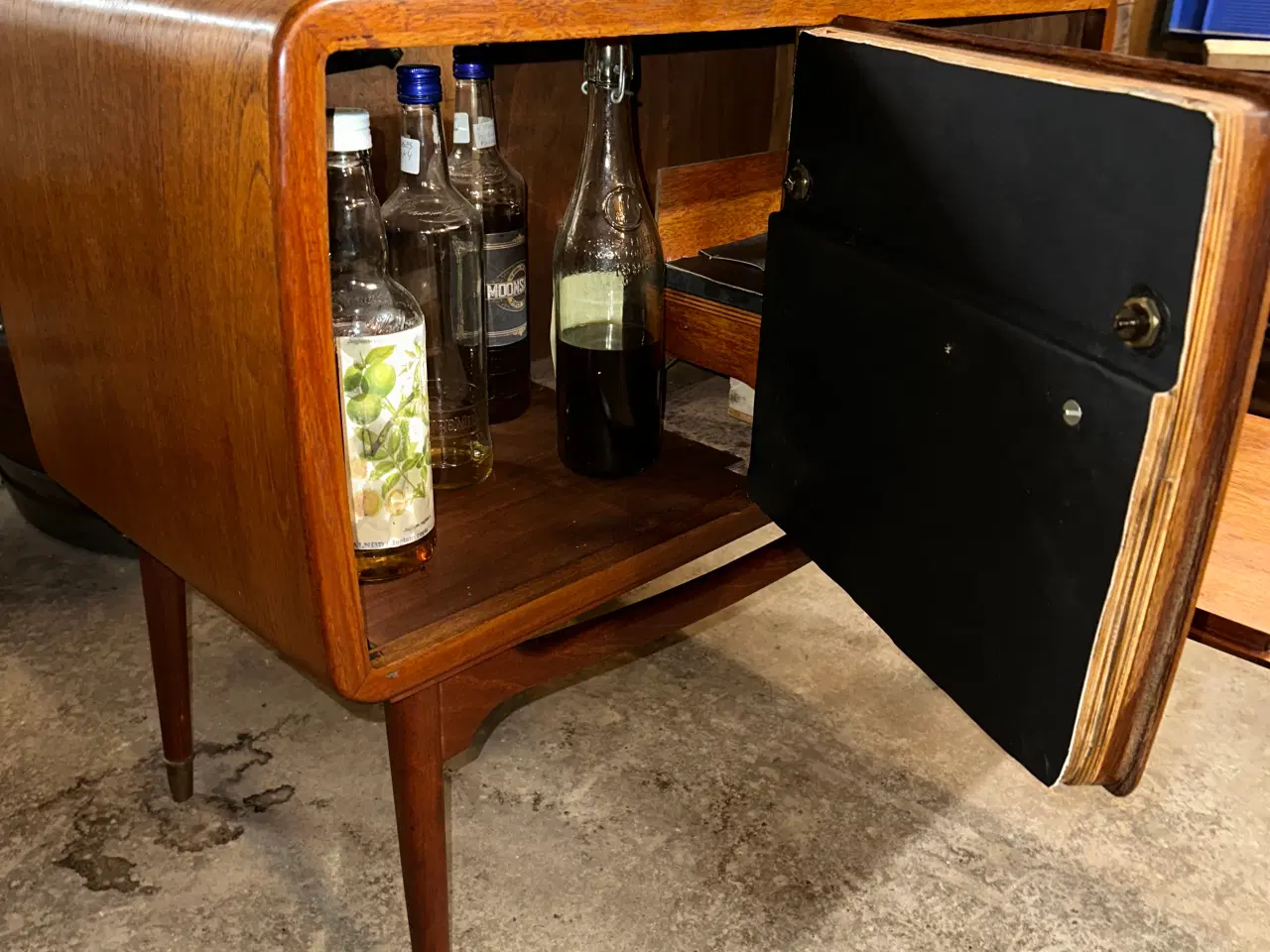 Billede 4 - Barskab i teaktræ, lavet af gammel radiomøbel.