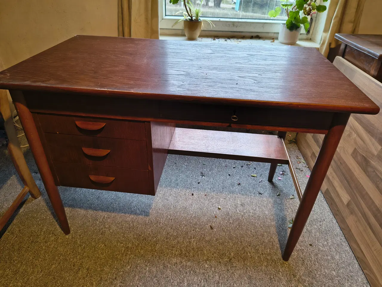 Billede 1 - Skrivebordet med 4 skuffe