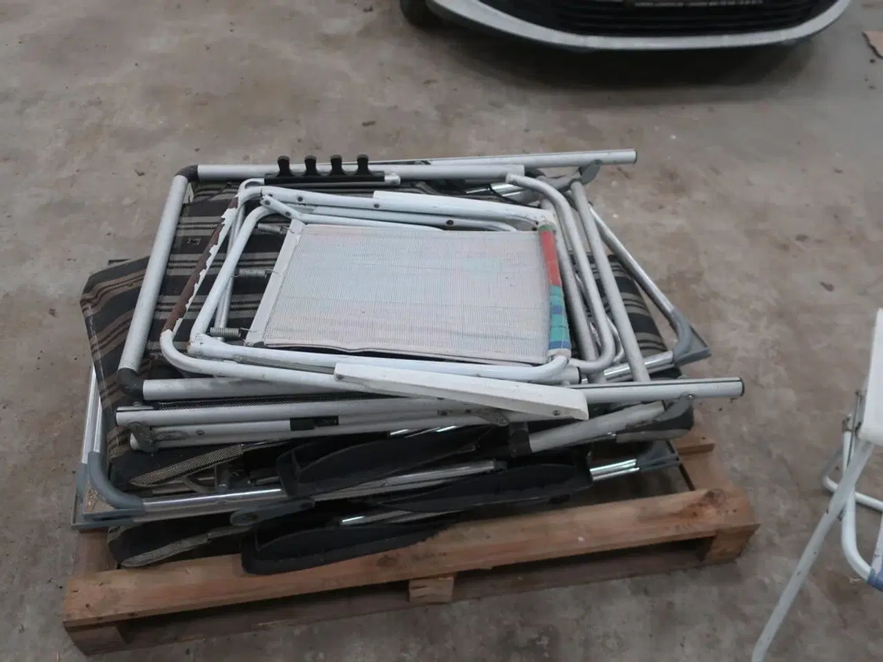 Billede 4 - Bord med klapstole