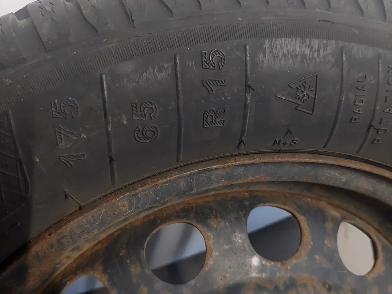 Billede 2 - Komplet vinterdæk på fælge med dæktryk ventiler 
