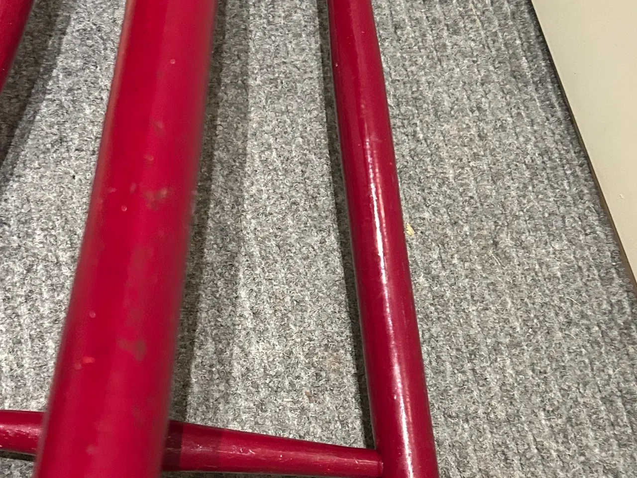 Billede 8 - Vintage rød barstol skammel i træ – 69 cm