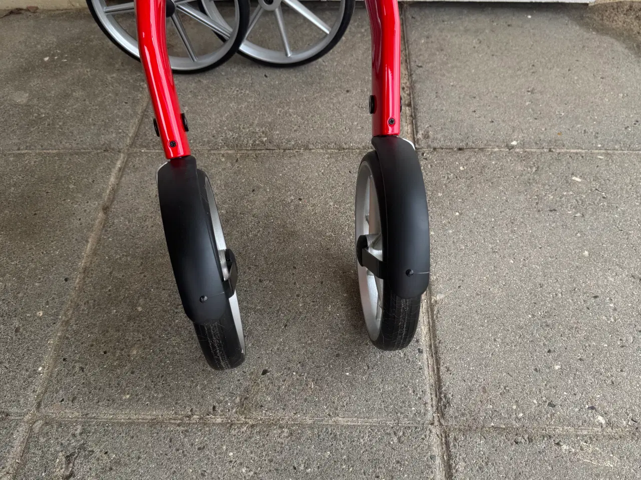 Billede 10 - TrustCare Let's Flyrollator  i rød 