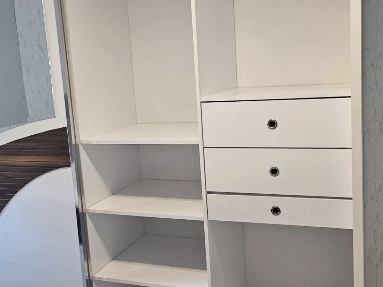Billede 8 - Flot Seng, sengeborder,garderobeskab og sminkebord