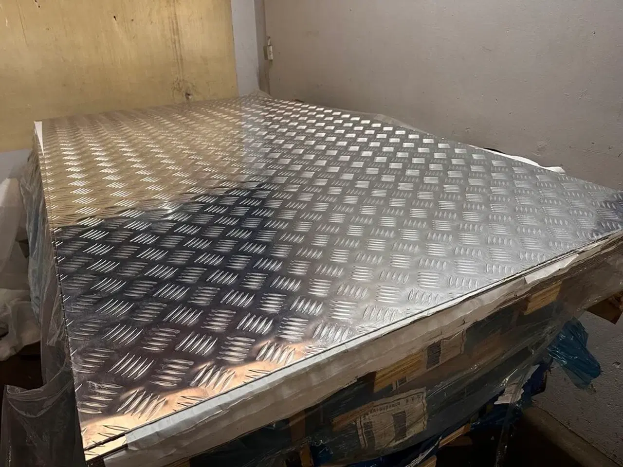 Billede 3 - Dørkplade i aluminium, skridsikker. Mål: 125 X 250 cm. Tykkelse 3-4 mm.
