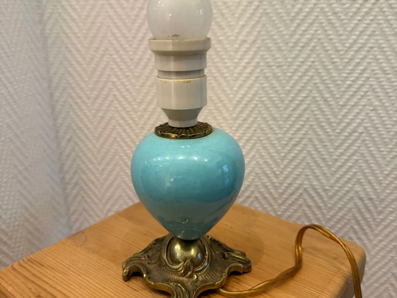 Billede 1 - Grøn bordlampe med fod som er messing ligene 