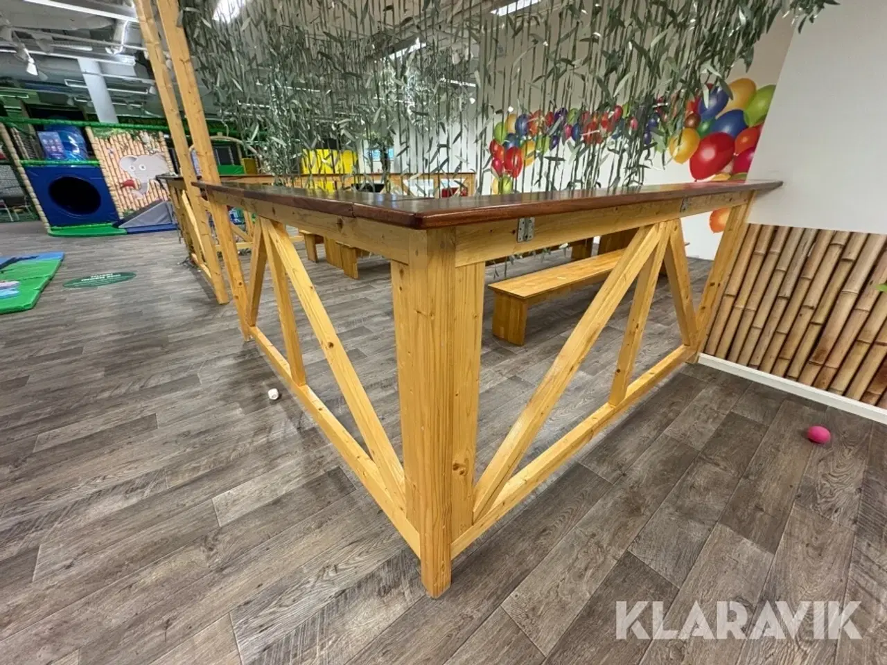 Billede 3 - Bordebænkesæt og indhegning