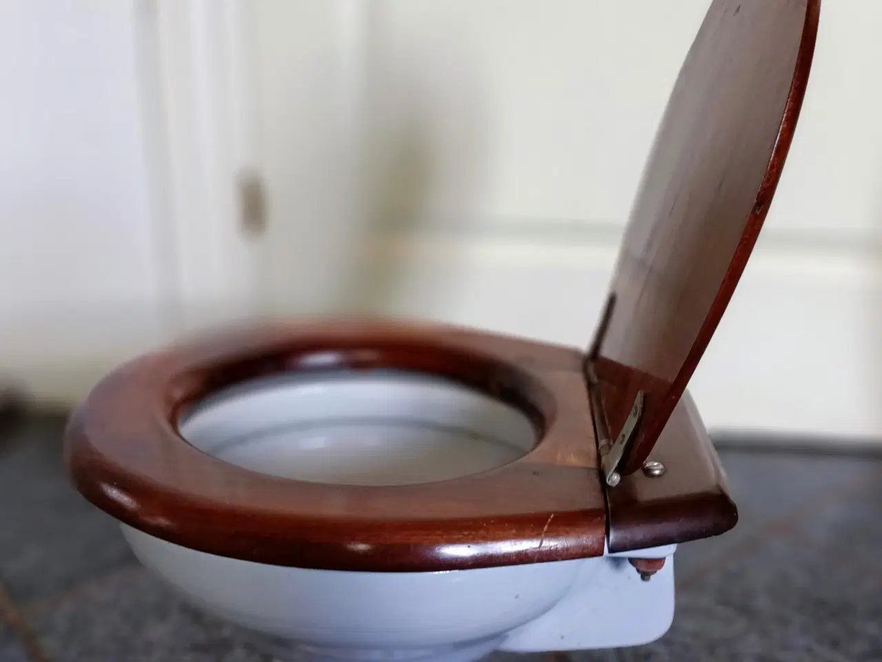 Billede 2 -  Båd nostalgi! Porcelænstoilet med mahogni bræt!