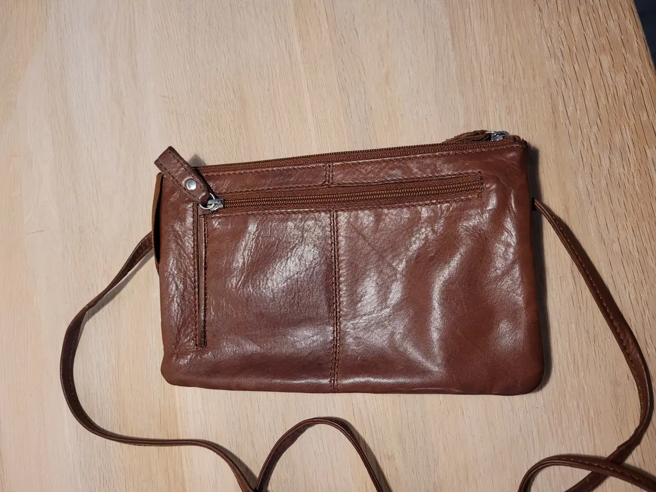 Billede 2 - Lækker blød brun læder Clutch med skulder rem