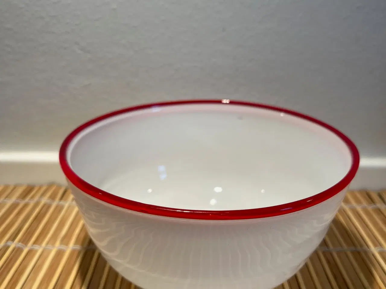 Billede 6 - Elegant vintage glasskål med klassisk rød kant