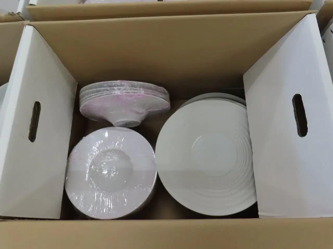 Billede 3 - 4 stk. Kasser med diverse tallerkener