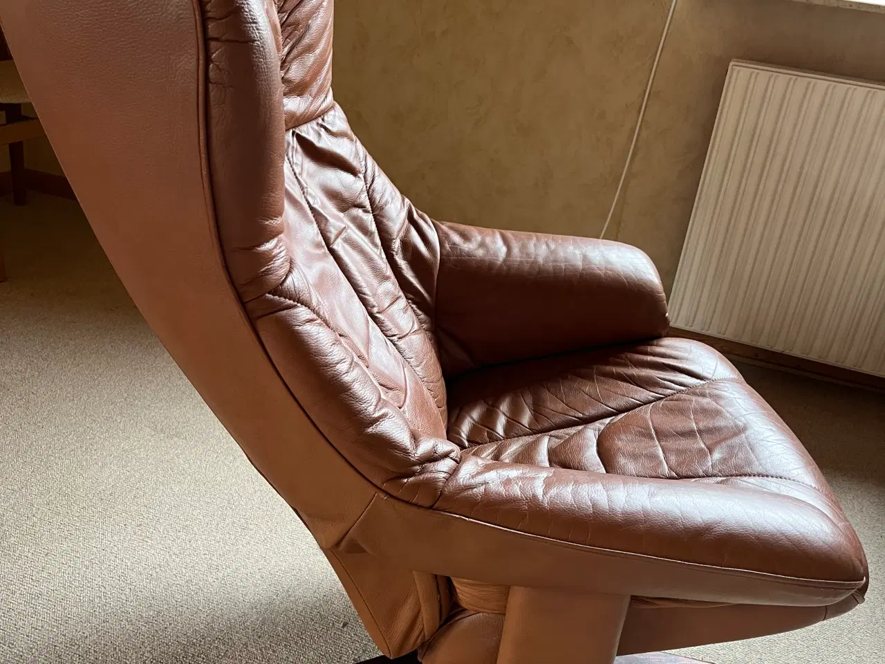 Billede 3 - Cognac farvet læder lænestol m. fodskammel