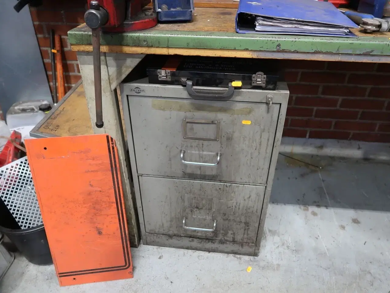 Billede 1 - Stålskab med indhold