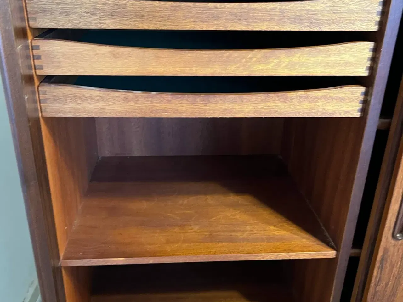Billede 16 - Palisander spisebord med stole og skænk.