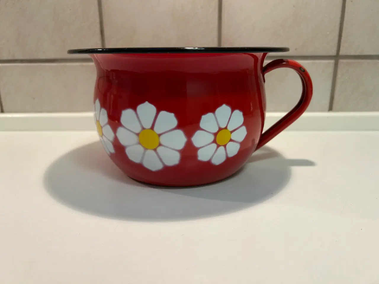 Billede 1 - Rød emalje potte med hvid blomster på.